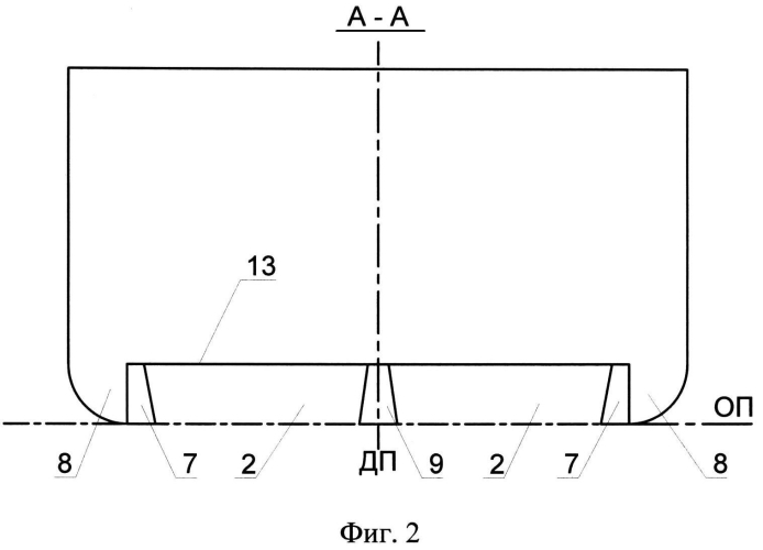 Водоизмещающее судно с воздушной каверной на днище (патент 2569509)