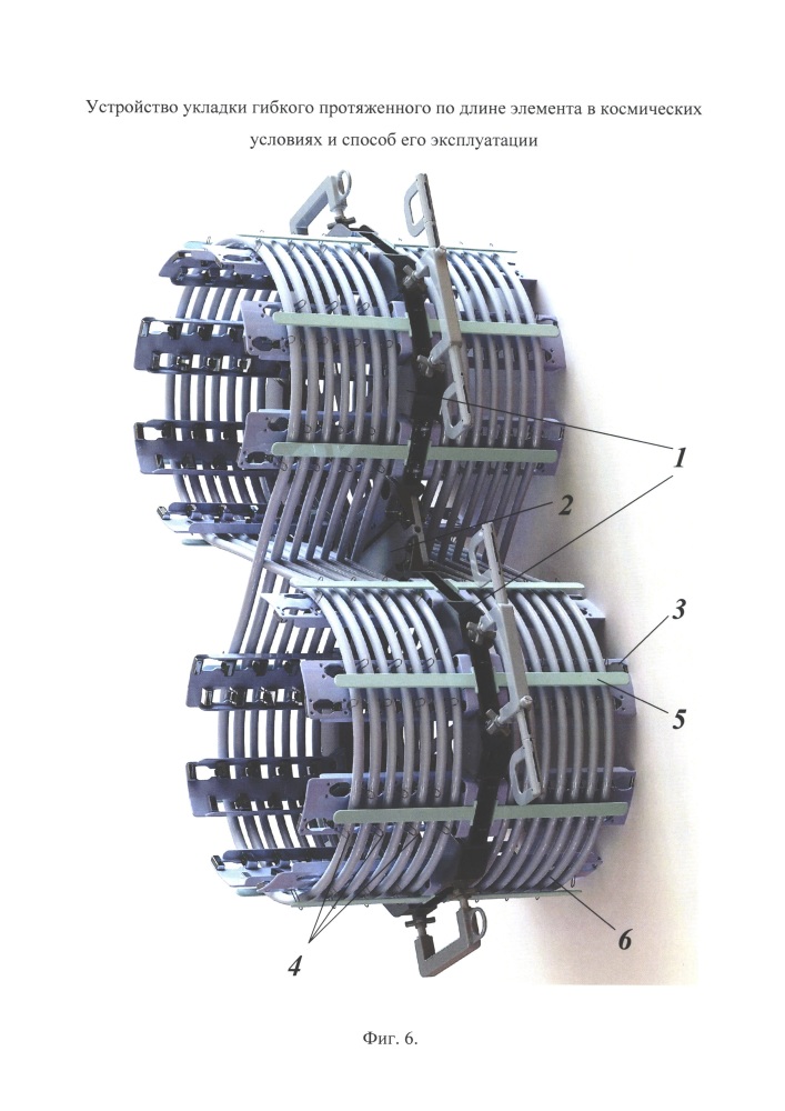 Устройство укладки гибкого протяженного по длине элемента в космических условиях и способ его эксплуатации (патент 2615466)