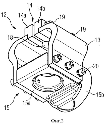 Изолированный твердым электроизоляционным материалом полюс выключателя с соединением подвижной контакт-детали на торцовой стороне (патент 2377684)