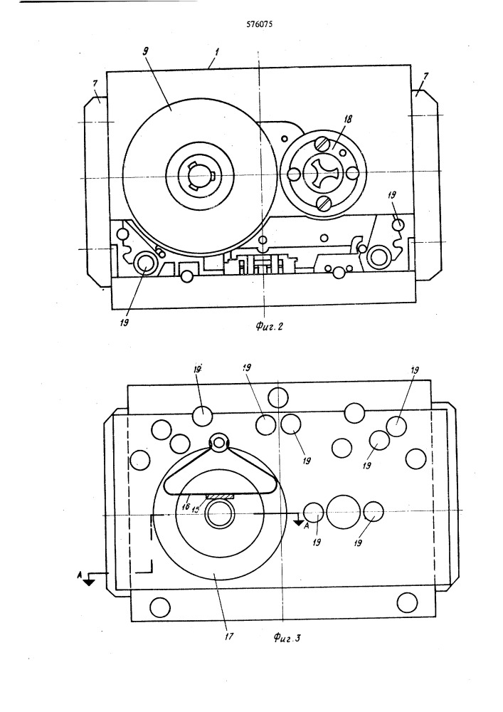Устройство для сборки кассеты с магнитной лентой (патент 576075)