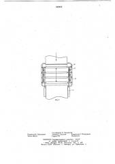 Устройство для подачи протекторов покрышек на сборочные барабаны (патент 648433)