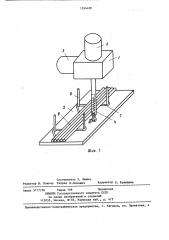 Устройство для обвязки жгута проводов нитью,проложенной на монтажном шаблоне с охватом шпилек (патент 1354450)
