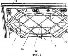 Защитная панель, предназначенная для крепления на части кузова автотранспортного средства, и транспортное средство, снабженное такой панелью (патент 2568520)