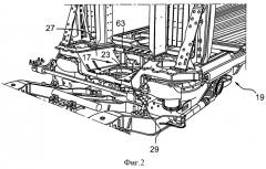 Шарнирная сцепка между первым и вторым вагонами транспортного средства, в частности железнодорожного (патент 2535383)