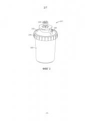 Дозированная подача жидкостей из контейнера, соединенного с крышкой встроенного насоса (патент 2596471)