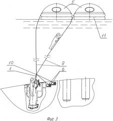 Устройство для удержания спасательного плота над аварийной подводной лодкой, лежащей на грунте, и способ его использования (патент 2611859)