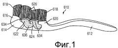 Приспособление для ухода за полостью рта, имеющее гибко закрепленные чистящие элементы, простирающиеся в противоположных направлениях (патент 2468725)