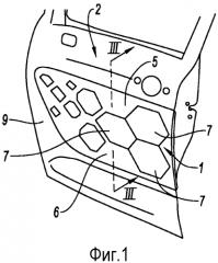 Защитная панель, предназначенная для крепления к участку конструкции кузова автомобиля, и автомобиль, снабженный такой панелью (патент 2564065)